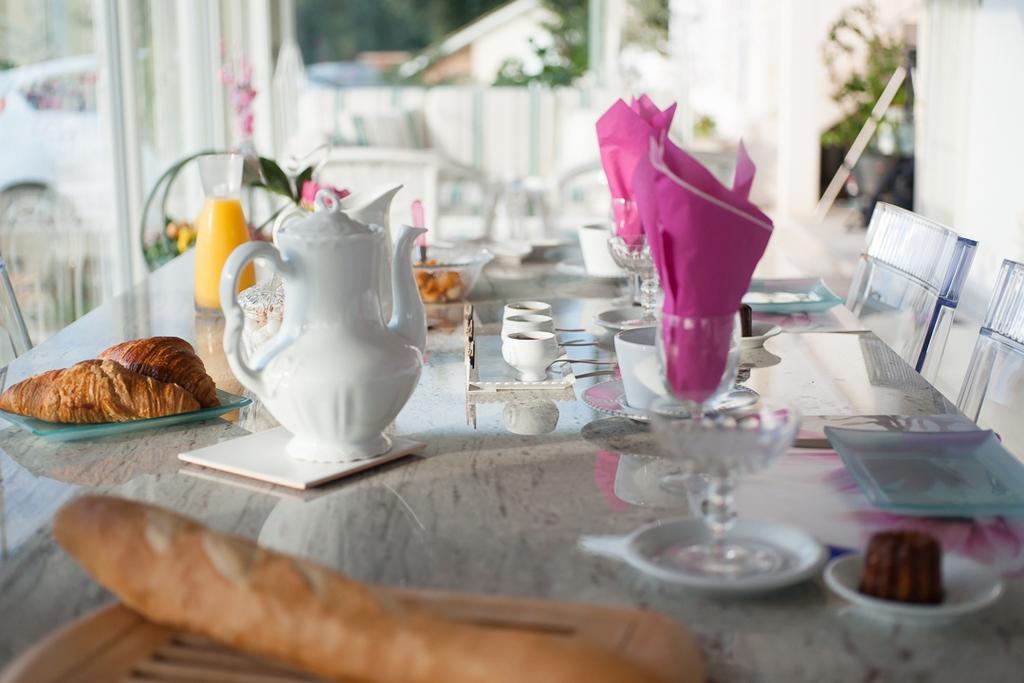 Les Raisins Du Bonheur Bed & Breakfast Puisseguin Стая снимка