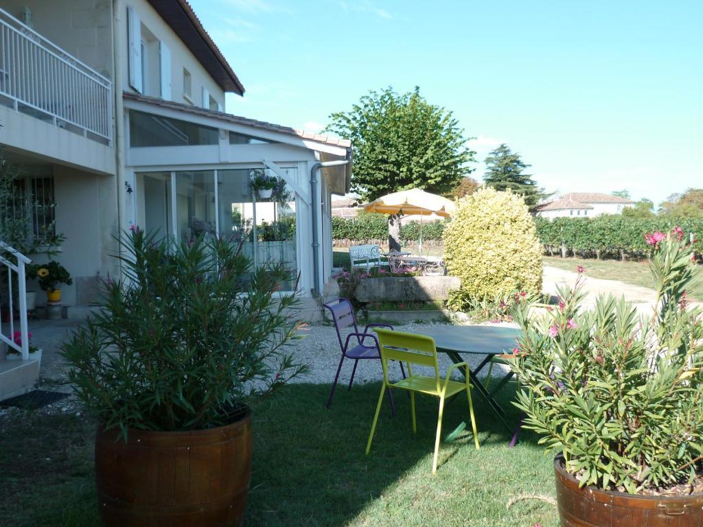 Les Raisins Du Bonheur Bed & Breakfast Puisseguin Екстериор снимка